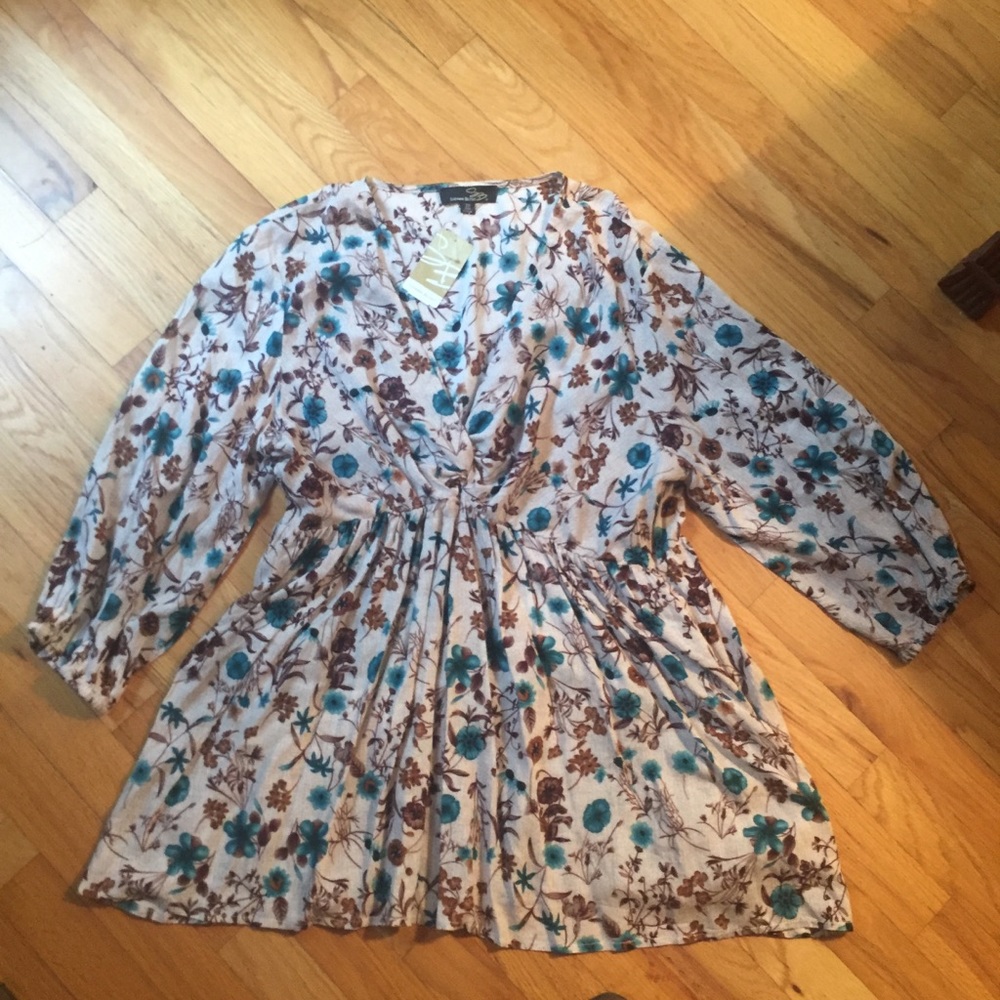 Suzanne Betro pretty top!